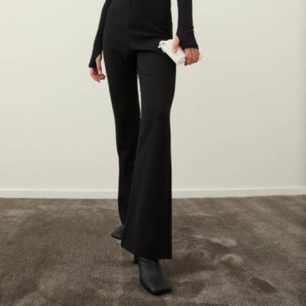 [SOLD] H&M Highwaisted Black Flare Stretch Pants